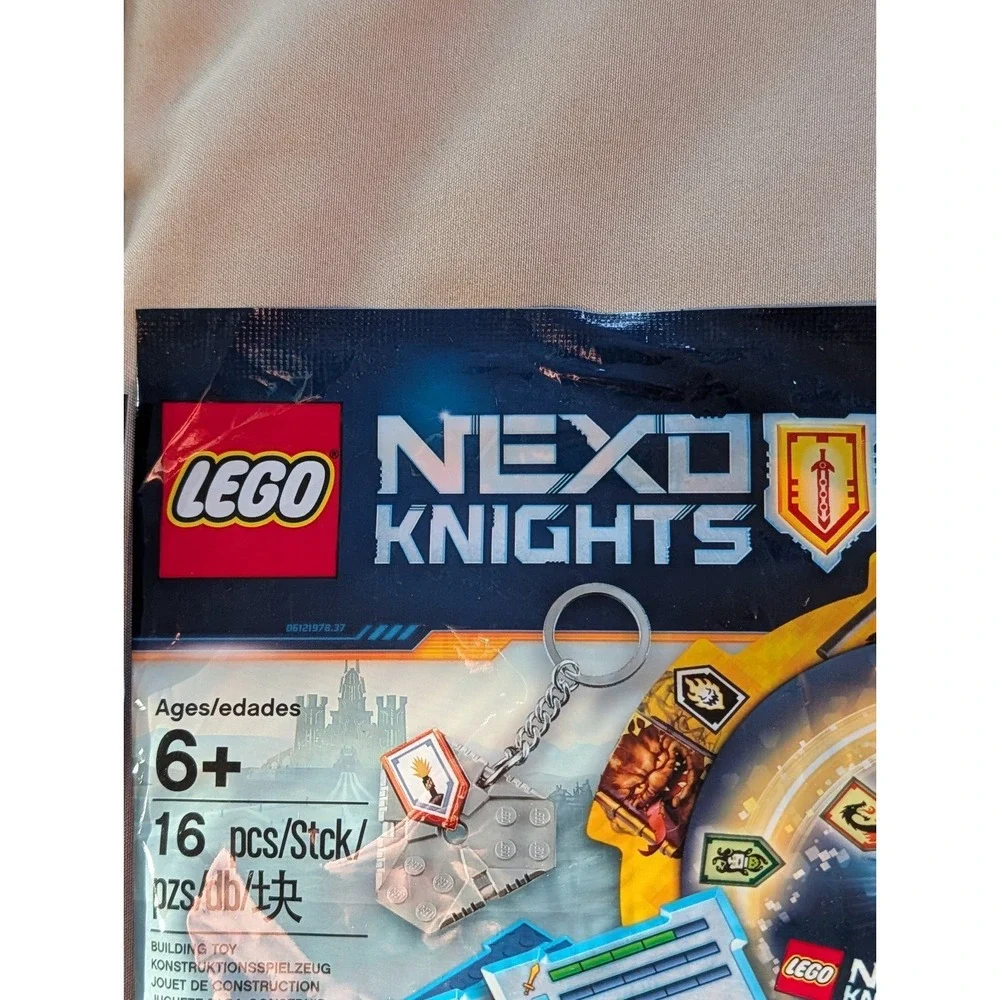 Lego Nexo Knights 16 Pcs 2 Total New Sealed